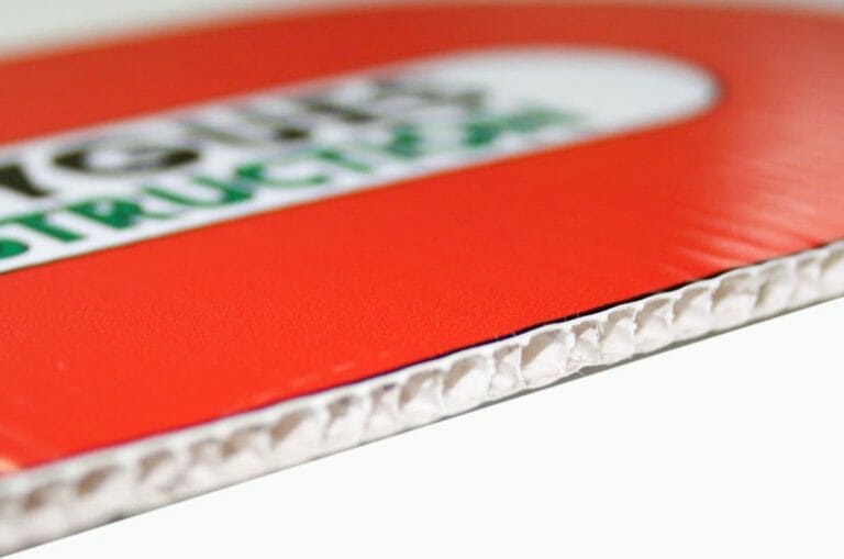 Est-ce que les panneaux en Akilux sont résistants et de qualité ?