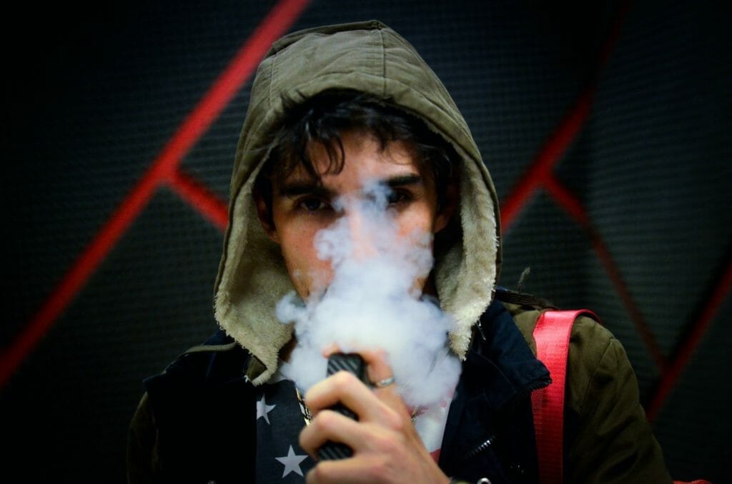 homme fumant une e-cigarette