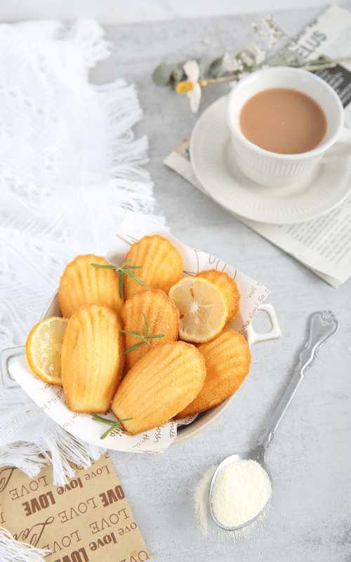 déguster madeleine de Commercy avec une tasse de chocolat chaud