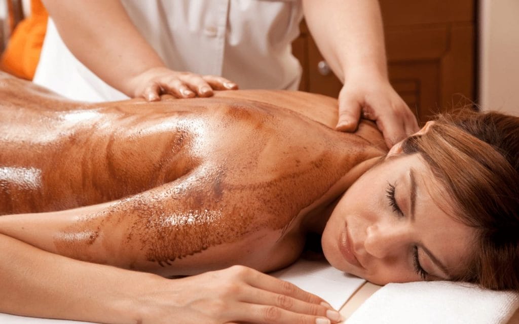 jeune femme nue massage chocolat sensuelle