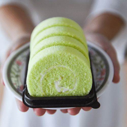 déguster un roulé japonais vert savoureux